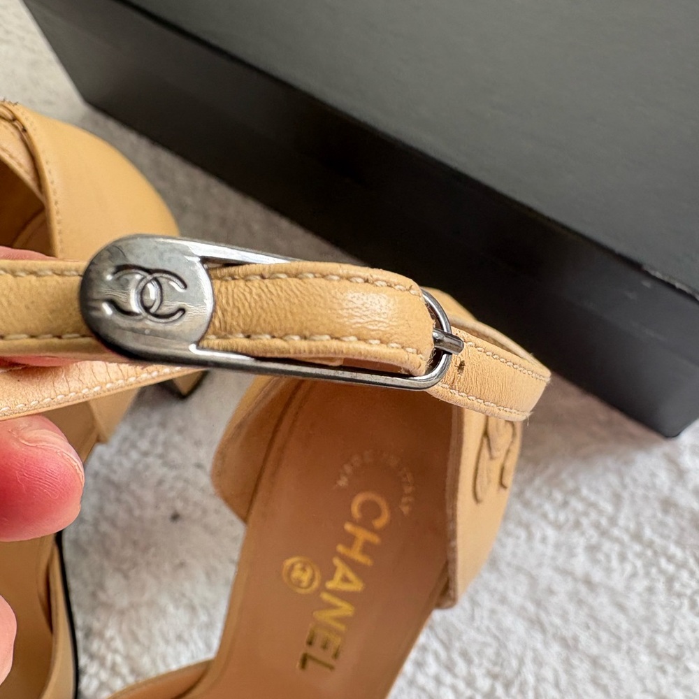 CHANEL Women's Two-Tone classic Beige and Black cap toe Vintage Heels - Picture 6 of 17